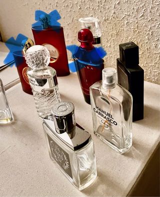 Frascos vacíos de colonia y perfume