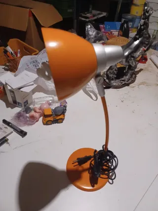 Lámpara de escritorio naranja y plateada