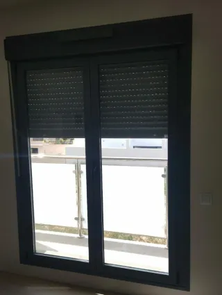 Puerta balcón/terraza con persiana. A estrenar.