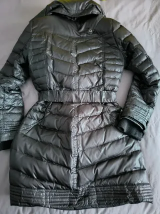 Plumífero negro con cinturón.