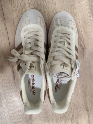 Adidas Beige y Marrón Zapatillas Deportivas