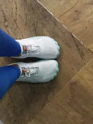 Zapatillas barefoot blancas y turquesa