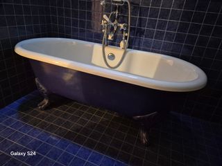 Vasca da bagno in ghisa con rubinetteria