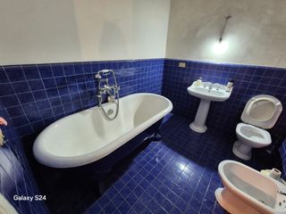 Vasca da bagno in ghisa con rubinetteria