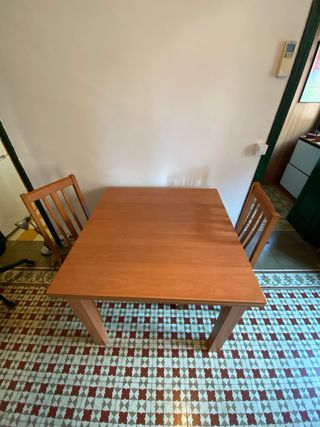 Mesa de comedor de madera