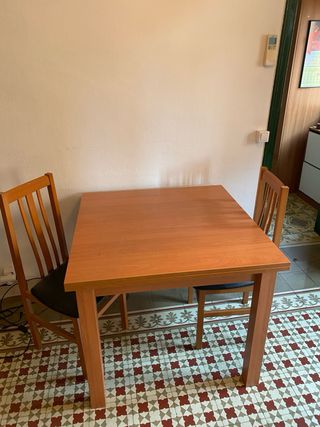 Mesa de comedor de madera