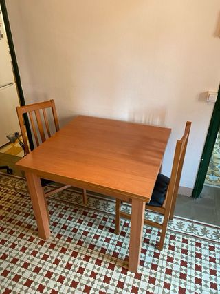Mesa de comedor de madera