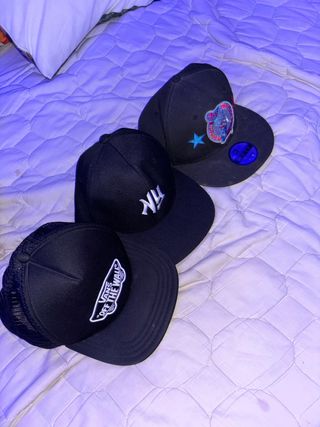 3 gorras negras