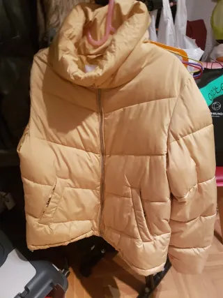 Abrigo plumífero amarillo. No envios.