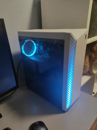 PC Gamer MSI con RTX 1650 y SSD. Blanco