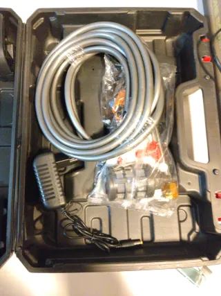 Hidrolimpiadora a batería con accesorios