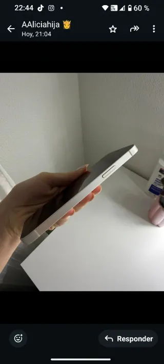 iPhone 12 blanco,128 GB, batería al 75 por cien