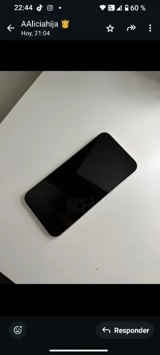 iPhone 12 blanco,128 GB, batería al 75 por cien