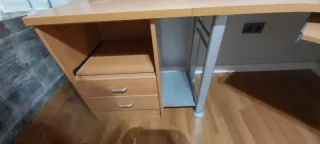 Escritorio esquinero madera y metal y doble balda.