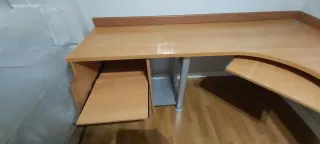 Escritorio esquinero madera y metal y doble balda.