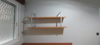 Escritorio esquinero madera y metal y doble balda.