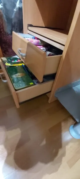 Escritorio esquinero madera y metal y doble balda.