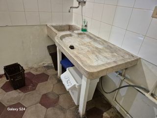 Antico lavello e secchiaio in marmo