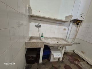 Antico lavello e secchiaio in marmo