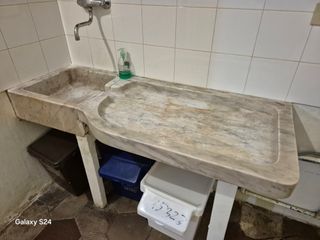 Antico lavello e secchiaio in marmo