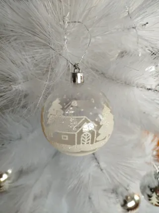 Bonito Árbol de Navidad Blanco con Adornos Platead