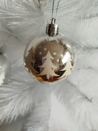 Bonito Árbol de Navidad Blanco con Adornos Platead