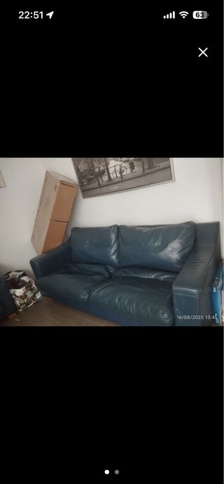 Sofá de piel azul