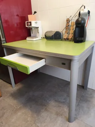 Mesa de cocina verde pistacho.
