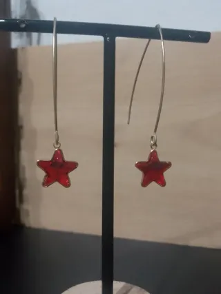 Pendientes de acero con estrella roja