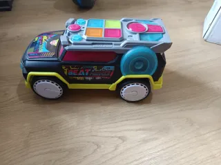 Coche de juguete con luces y sonido