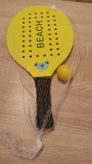 Pala de playa amarilla con pelota