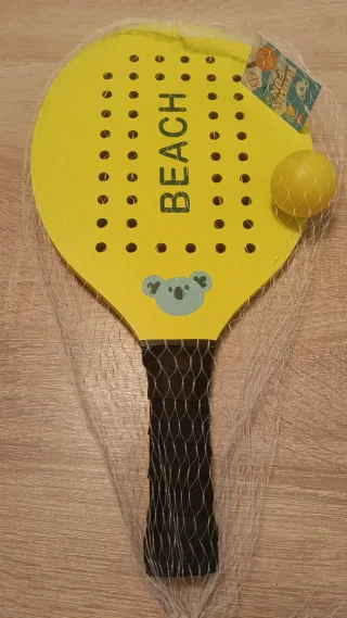 Pala de playa amarilla con pelota