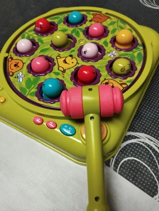 Juego de mesa infantil con martillo