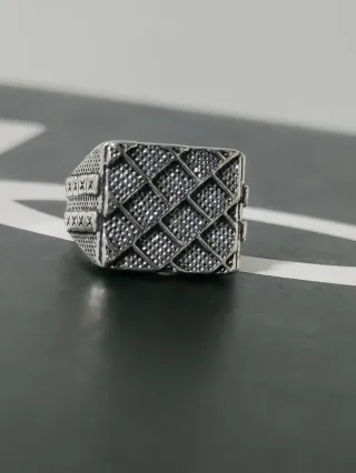 Anello uomo design geometrico