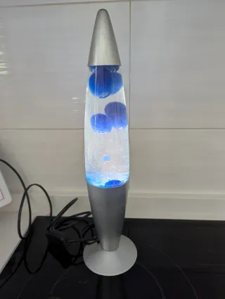 Lámpara de lava azul y plateada