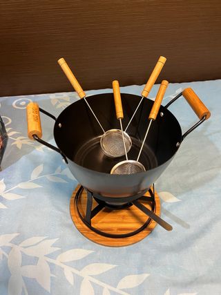 Olla Fondue Hierro con 4 Accesorios y 3 combucombu