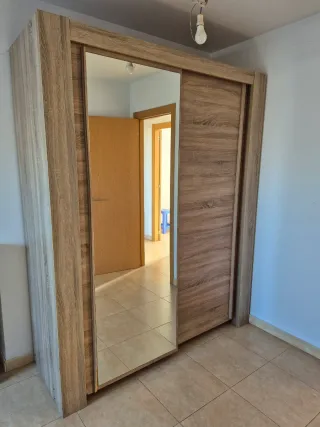 Armario de dormitorio con espejo