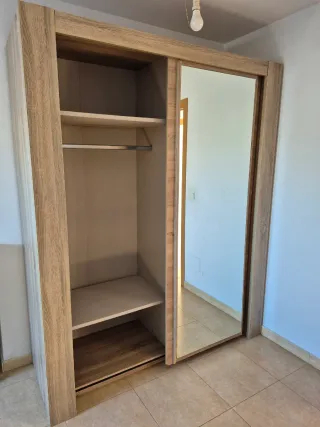 Armario de dormitorio con espejo