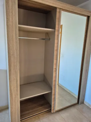 Armario de dormitorio con espejo