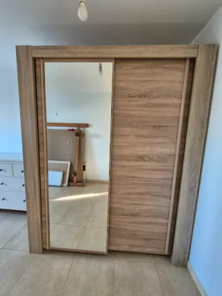 Armario de dormitorio con espejo