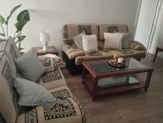 Conjunto de sofás beige y azul