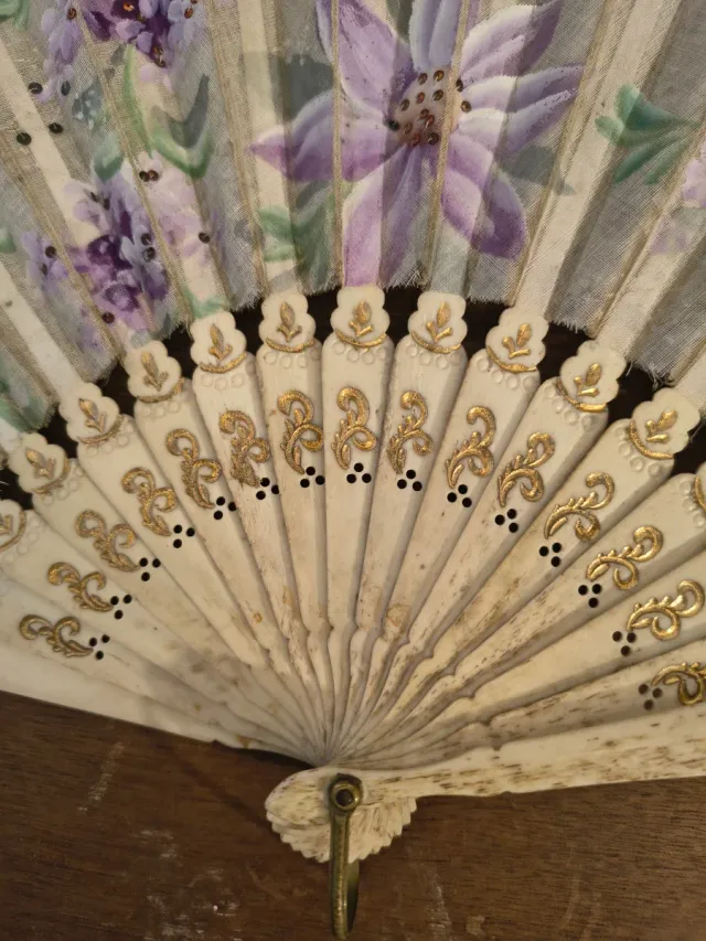 AANTIGUO ABANICO HUESO,PINTADO A MANO.VINTAGE