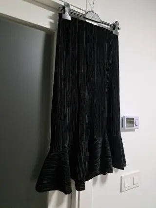 Falda negra plisada volantes talla M