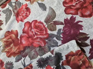 Vestido gris floral rojo