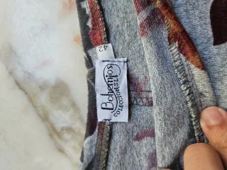 Vestido gris floral rojo