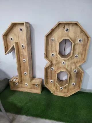 Números de madera con luces LED