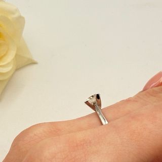 Anillo de oro blanco 18kt con diamante