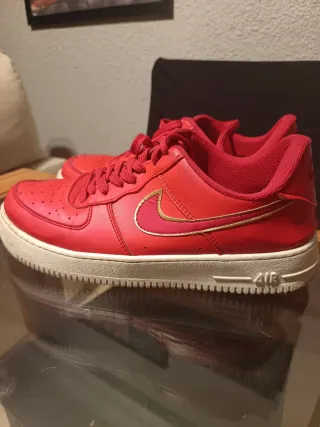 Nike Air Force 1 Roja y Dorada
