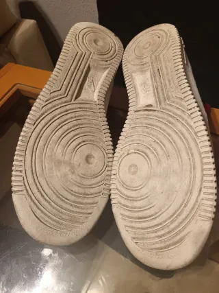 Nike Air Force 1 Roja y Dorada