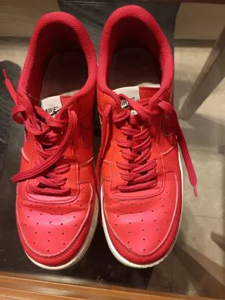 Nike Air Force 1 Roja y Dorada